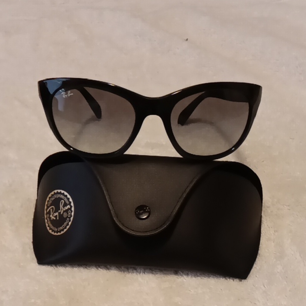 Ray-Ban Glossy Black Cat-Eye Sunglasses